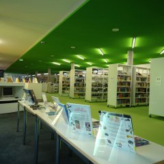 Blick in die Gemeinde- und Schulbücherei.