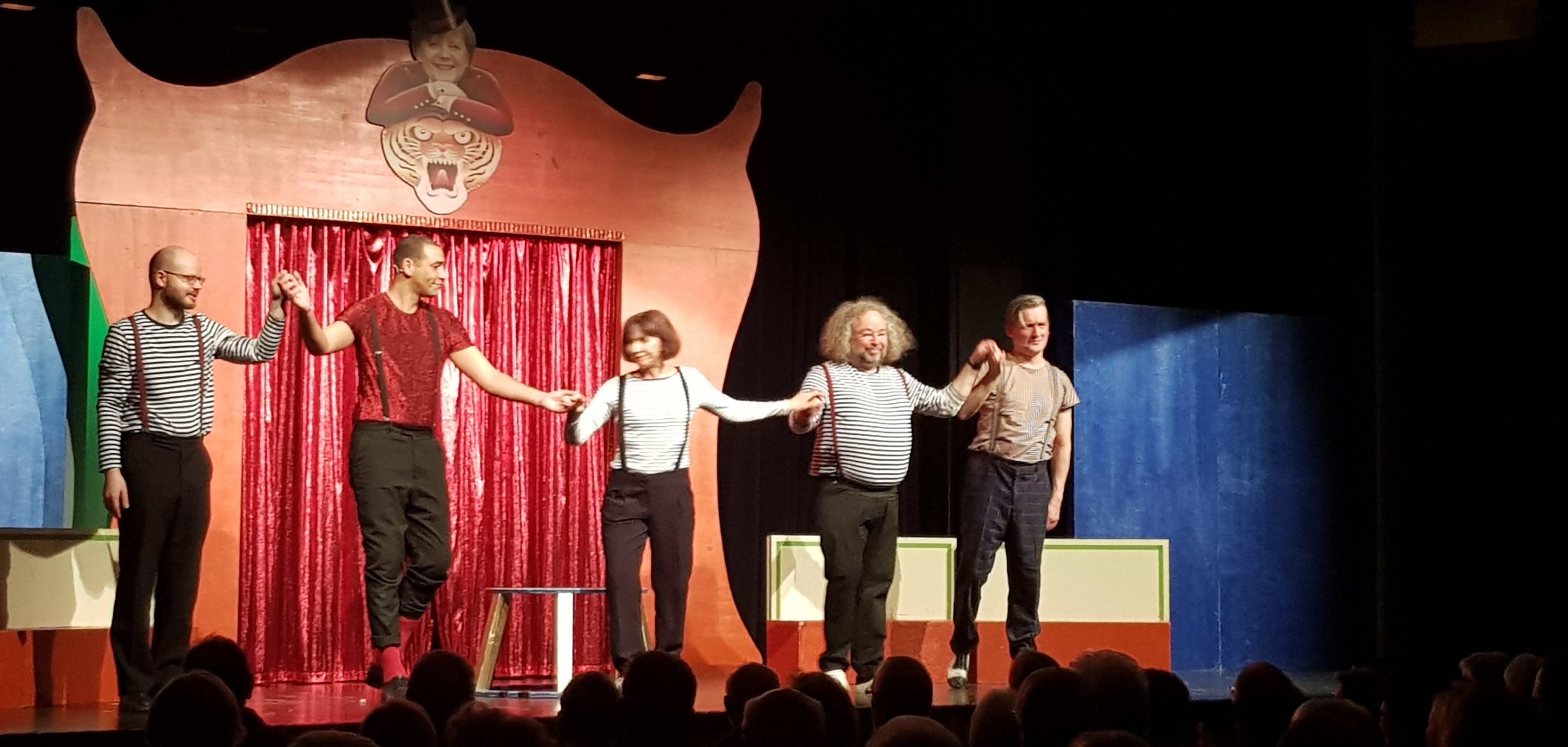 Vor der Zirkusmanege verbeugen sich zwei Kabarettisten, eine Kabarettistin sowie die beiden Musiker.