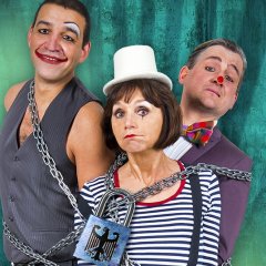 Auf dem Foto sieht man zwei Kabarettisten und eine Kabarettistin der Distel aus Berlin als Zirkusdompeteure verkleidet.