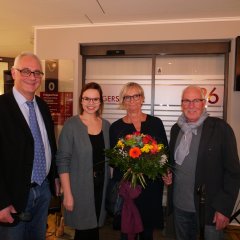 Bürgermeister Uwe Jäger (l.) bedankte sich gemeinsam mit Moderatorin Theresa Altrogge (2.v.l.) beim Künstler Siegfried Gerstgrasser (r.) und seiner Lebenspartnerin Karin Müller. Frau Müller bekam einen bunten Blumenstrauß