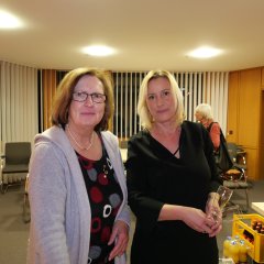Karin Schnell (l.) und Jutta Götz-Neidhart waren die „guten Geister“ des Abends und kümmerten sich ums leiblich Wohl der Gäste.
