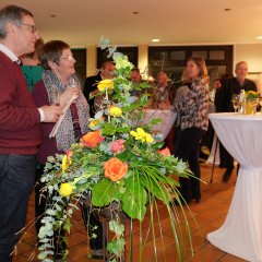 Blick über eine Blume ins Lohfeldener Rathausfoyer.