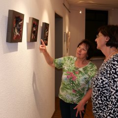 Lydia Hentschel (l.) und Elke Rohde betrachten die Werke.