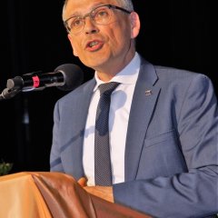 Erster Kreisbeigeordneter des Landkreises Kassel, Andreas Siebert, überreichte nach seinem Grußwort einen Scheck für die Jubiläumsfeierlichkeiten.
