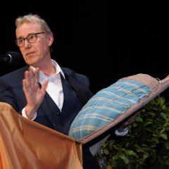 Dorffestausschussvorsitzender Udo Ewald hatte einen „Erinnerungs-Baddschen“ mitgebracht.