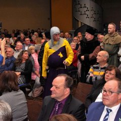 Waffenkontrolle vor dem Einzug des Kaiserpaares.