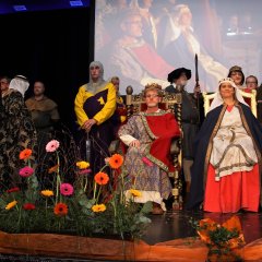 Kaiserin Kunigunde und Kaiser Heinrich II. mit ihrem Gefolge hielten nach der historischen Urkundenunterzeichnung auf der Bühne Hof.