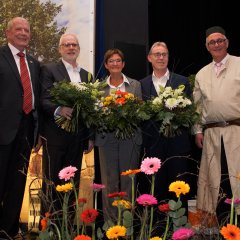 Gemeindevertretervorsitzender Bernd Hirdes (l.) und Bürgermeister Uwe Jäger (r.) dankten allen ehrenamtlich Tätigen, die sich im Jubiläumsjahr engagieren, und überrechte stellvertretend für alle Blumensträuße an die Vollmarhäuser Mitglieder der Steuerungsgruppe Roselinde Simon (M.), Udo Ewald (2.v.r.) und Bernd Kaiser (2.v.l.).