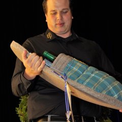 Sören Kraft, Kassenwart des Dorffestausschusses Vollmarshausen, nahm den "Baddschen der Erinnerung" in Obhut.