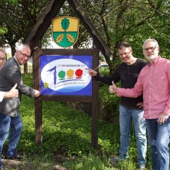 Am Geburtstag, dem 4. Mai 2019, wurden die neuen Schilder am Ortseingang angebracht, natürlich mit dem frisch-bunten 1000-Jahre-Logo, und strahlen seitdem die Ankommenden schon von Weitem an.