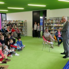 Bürgermeister Uwe Jäger (l.) übergab allen Teilnehmerinnen und Teilnehmern eine Urkunde und den Gewinnern jeweils einen Gutschein für die Comic-Galerie Kassel.