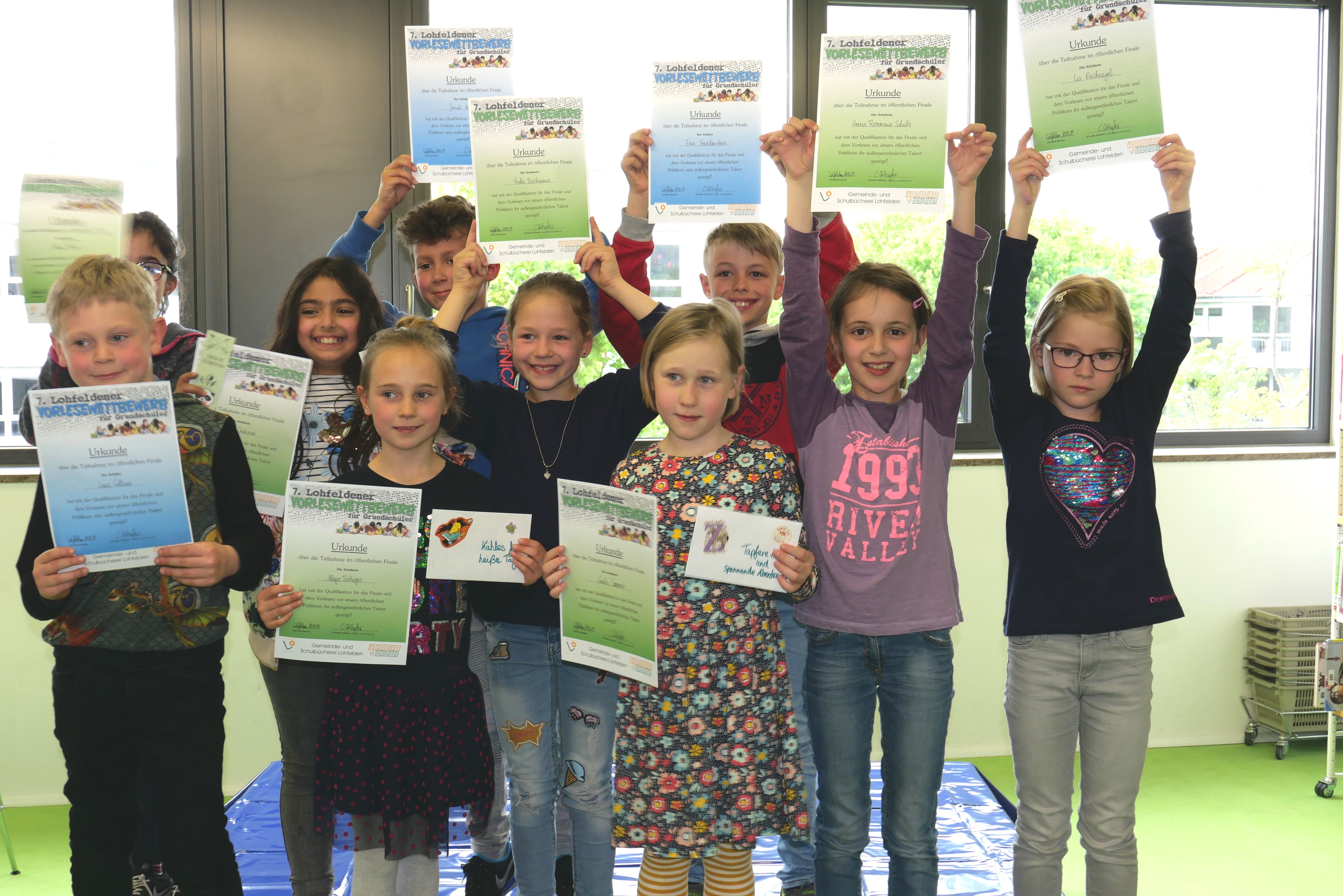 Stolze Kinder mit ihren Urkunden nach dem 7. Lohfeldener Vorlesewettbewerb.