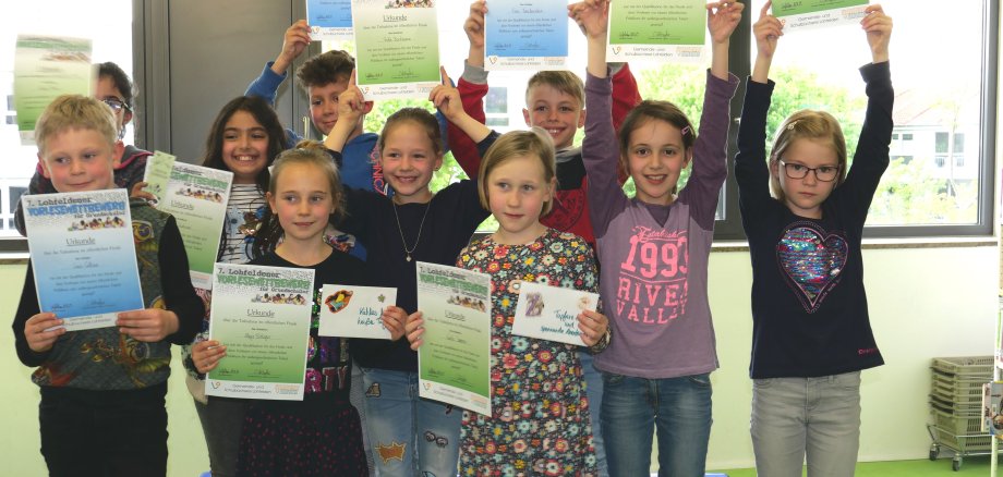Stolze Kinder mit ihren Urkunden nach dem 7. Lohfeldener Vorlesewettbewerb.