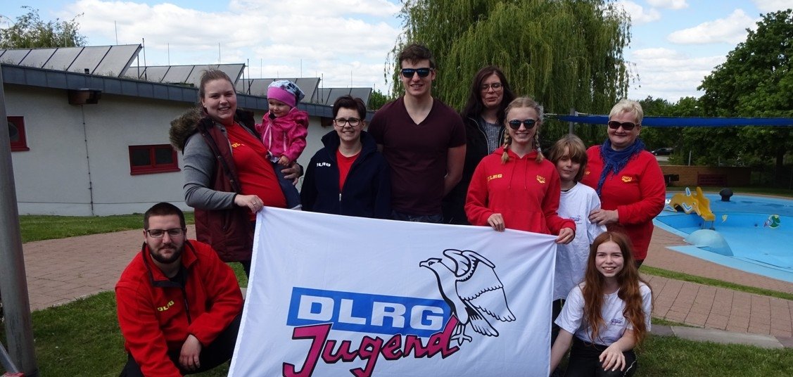 Am frühen Nachmittag hisste auch die DLRG die Wachdienstflagge. Sie unterstützt an Wochenenden und heißen Wochentagen ehrenamtlich das Schwimmbadpersonal beim Aufsichtsdienst und sorgt mit für die 
 Sicherheit unserer Badegäste.