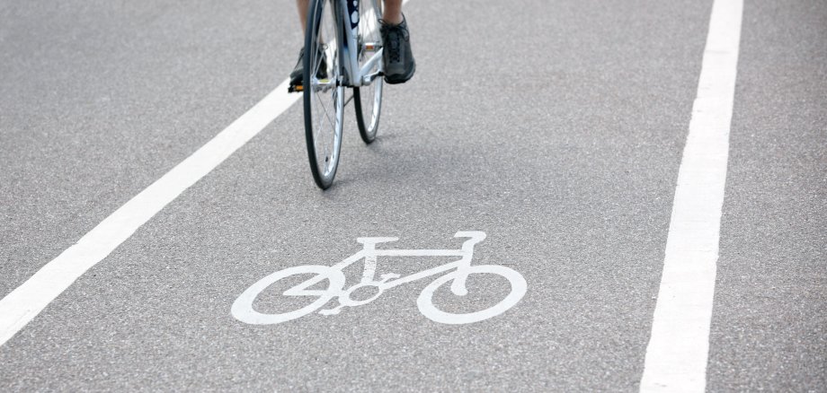 Radler auf Radweg.