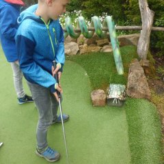 Auf der Minigolfanlage musste eine gefährliche Schlange bezwungen werden.