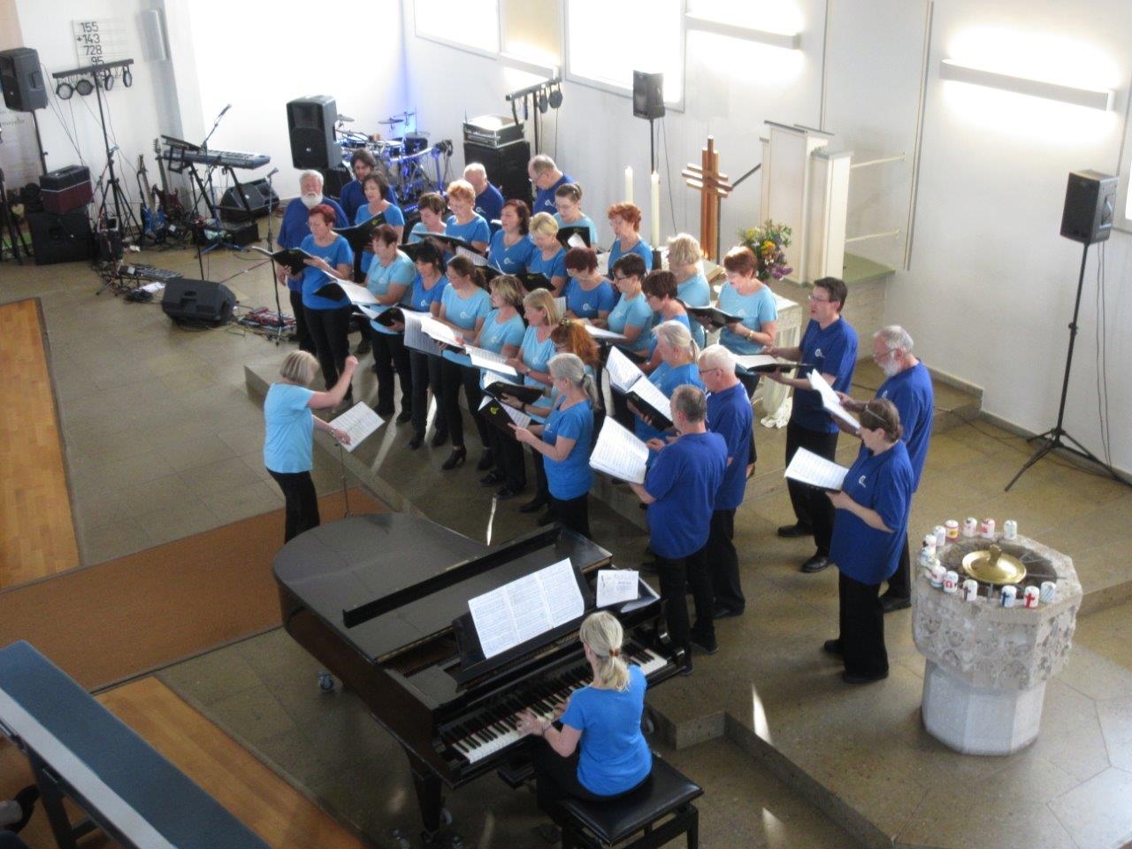 Der Chor "Chorea Corcontica" aus Lohfeldens Partnerstadt Trutnov in Tschechien trat am 18.05. in der Kirche Vollmarshausen während der Veranstaltung 1000 Minuten Musik im Festjahr 1000 Jahre Vollmarshausen auf.