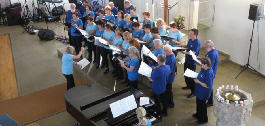 Der Chor "Chorea Corcontica" aus Lohfeldens Partnerstadt Trutnov in Tschechien trat am 18.05. in der Kirche Vollmarshausen während der Veranstaltung 1000 Minuten Musik im Festjahr 1000 Jahre Vollmarshausen auf.