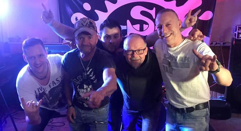 Einer der Höhepunkte war der Auftritt von "SixFiveZero" am Samstag Abend. Die Zuschauerinnen und Zuschauer hielt es nicht auf den Kirchenbänken, sondern sie tanzten ausgelassen zu den abwechslungsreichen Liedern der Coverband aus Wellerode.