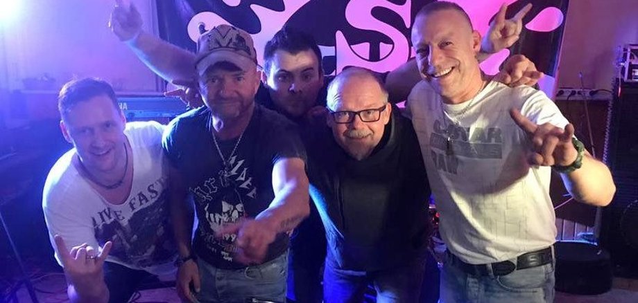 Einer der Höhepunkte war der Auftritt von "SixFiveZero" am Samstag Abend. Die Zuschauerinnen und Zuschauer hielt es nicht auf den Kirchenbänken, sondern sie tanzten ausgelassen zu den abwechslungsreichen Liedern der Coverband aus Wellerode.
