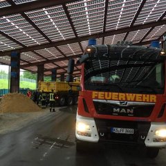 In Lohfelden werden in den "Richterhallen" (Crumbacher Straße Ecke Lange Straße) Sandsäcke für die Feuerwehren gefüllt.