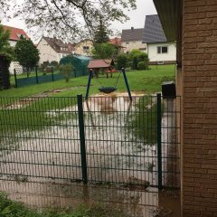 Wasser im Garten der Kindertagesstätte.