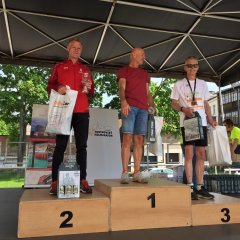 Helmuth Arndt auf dem Bronzeplatz neben zwei jüngeren Mitstreitern.