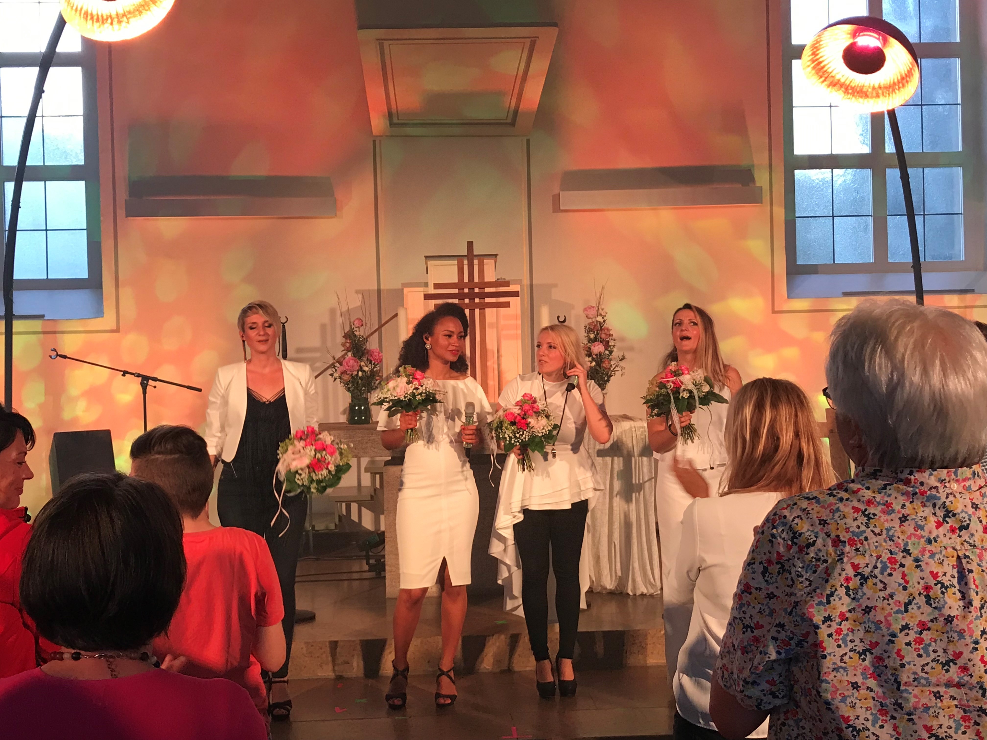 Standing Ovations und Blumensträuße als Dank für ein wunderbares Konzert.