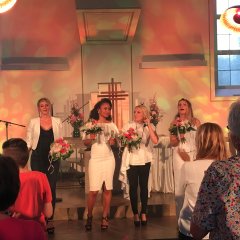 Standing Ovations und Blumensträuße als Dank für ein wunderbares Konzert.