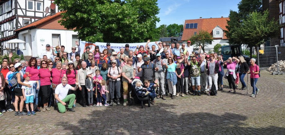 Über 100 Teilnehmerinnen und Teilnehmer wanderten Pfingstsonntag auf dem Baddschen Steig.