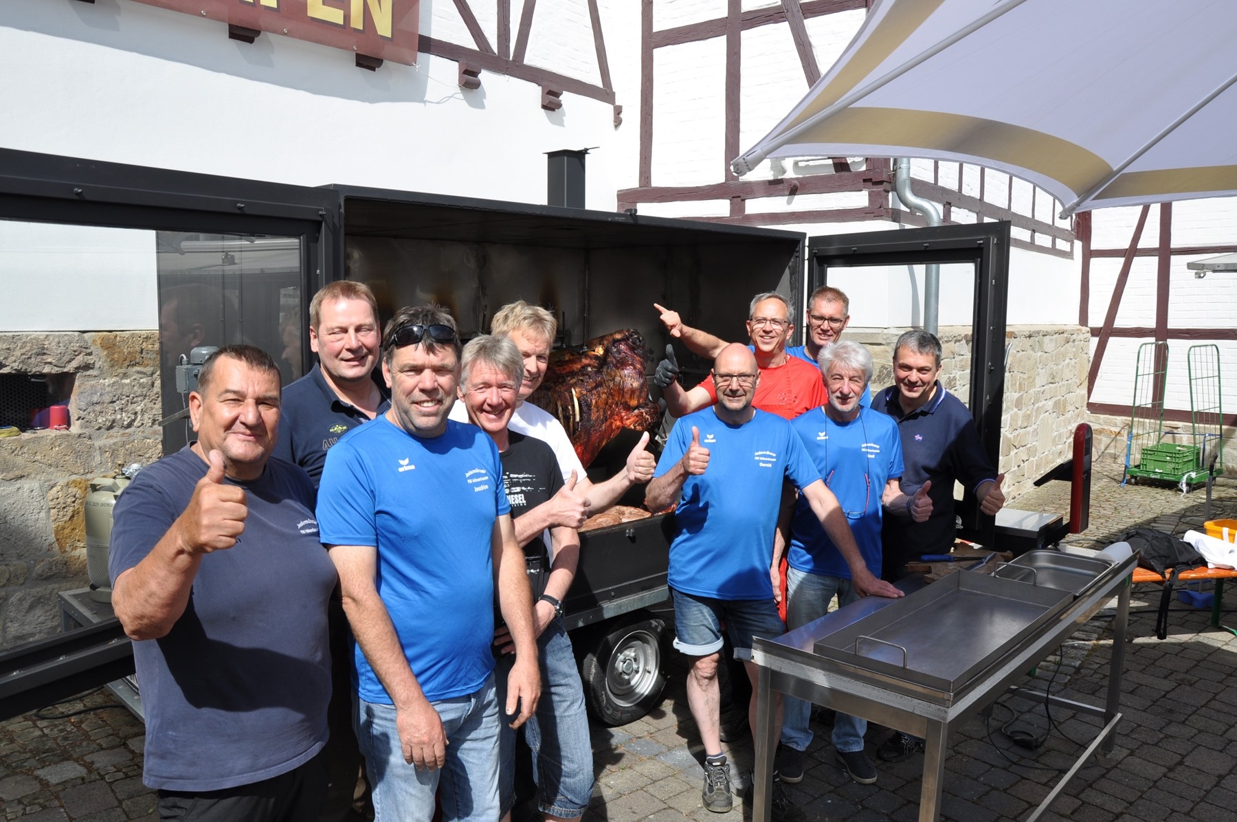 Das Team der FSK-Jedermänner lud zum Pfingstochsen-Grillen ein.