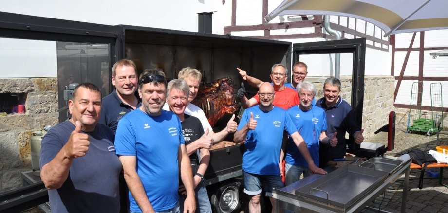 Das Team der FSK-Jedermänner lud zum Pfingstochsen-Grillen ein.