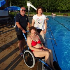 Schwimmmeister Klaus Günther, Sabine Wagner Sprecherin des AK und Susanne Wagner Krah beim Test des neuen Rollis.