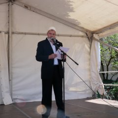 Der Vorsitzende des Lohfeldener Ausländerbeirates, Fatmir Alili, begrüßte die Gäste des 23. Internationalen Festes auf dem Rathausplatz.