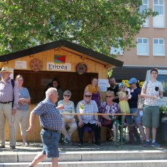 Zuschauerinnen und Zuschauer vor der eritreischen Hütte. 