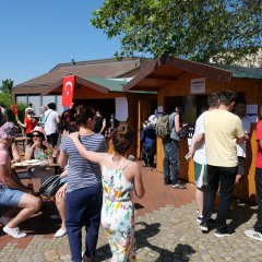 Essen aus aller Welt: An den zahlreichen Hütten konnten die Gäste verschiedene Köstlichkeiten genießen.