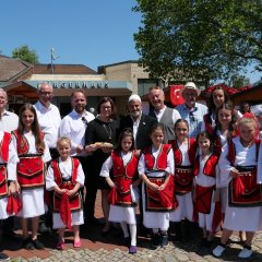 Jede Menge Politprominenz (v.l.n.r.): Dieter Lengemann, Bürgermeister der Gemeinde Fuldabrück, Lohfeldens Bürgermeister Uwe Jäger, Timon Gremmels, Mitglied des Deutschen Bundestages, Schirmherrin Manuela Strube, Ausländerbeiratsvorsitzender Fatmir Alili, Altbürgermeister von Lohfelden, Michael Reuter, und Bernd Hirdes, Vorsitzender der Gemeindevertretung, gemeinsam mit den Tänzerinnen der Albanischen Folkloregruppe.