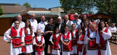 Jede Menge Politprominenz (v.l.n.r.): Dieter Lengemann, Bürgermeister der Gemeinde Fuldabrück, Lohfeldens Bürgermeister Uwe Jäger, Timon Gremmels, Mitglied des Deutschen Bundestages, Schirmherrin Manuela Strube, Ausländerbeiratsvorsitzender Fatmir Alili, Altbürgermeister von Lohfelden, Michael Reuter, und Bernd Hirdes, Vorsitzender der Gemeindevertretung, gemeinsam mit den Tänzerinnen der Albanischen Folkloregruppe.