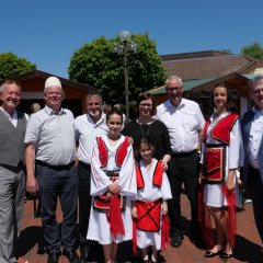 Bürgermeister ade Michael Reuter (v.l.n.r.), der Fuldabrücker Bürgermeister Dieter Lengemann, Fatmir Alili, Vorsitzender des Ausländerbeirates von Lohfelden, Schirmherrin Manuela Strube, Bürgermeister Uwe Jäger und Landrat Uwe Schmidt mit einigen Tänzerinnen der Albanischen Folkloregruppe.