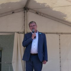 Auch der Hessische Landrat Uwe Schmidt richtete ein paar Begrüßungsworte an die Zuschauerinnen und Zuschauer.