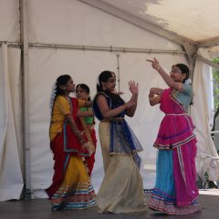 Die Frauen der Tamilischen Tanzgrupp in ihren farbenprächtigen Kostümen.