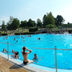 Bade-Aufsicht ist sehr wichtig im vollen Freibad!