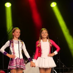 Die Tanzmariechen Mila Limmroth und Jule Kampzyk der 1. Gr. Karnevalsgesellschaft während ihres Auftritts.