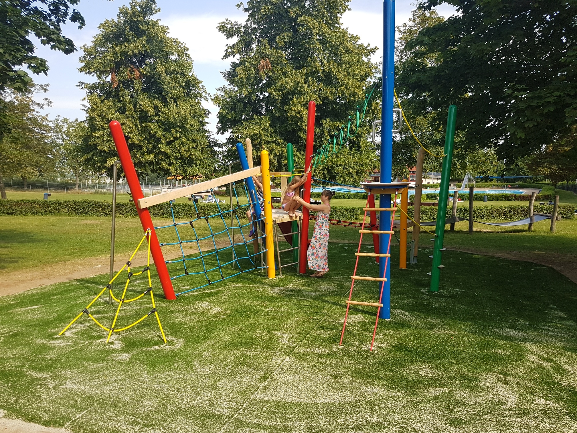 Für gut befunden: Anna-Lena, Emy und Emma testeten das neue Spielgerät direkt nach der Freigabe.