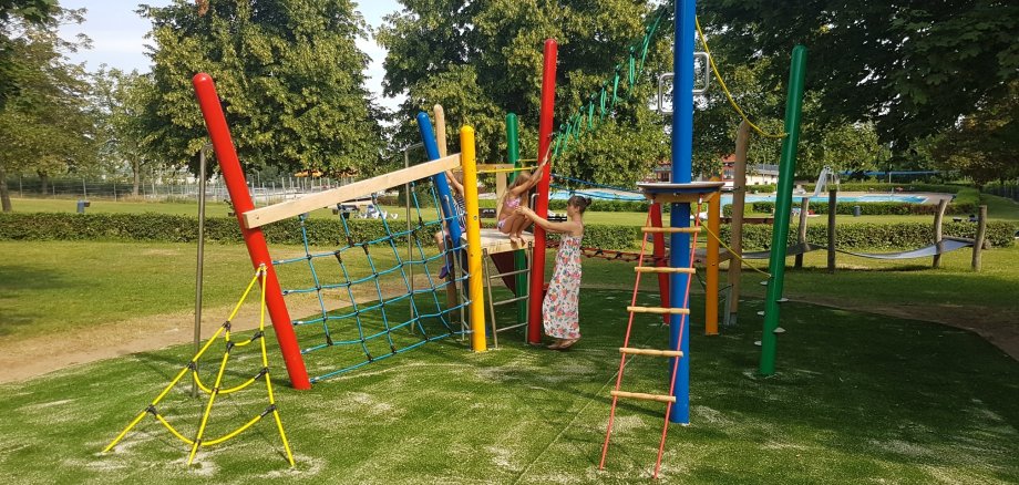 Für gut befunden: Anna-Lena, Emy und Emma testeten das neue Spielgerät direkt nach der Freigabe.