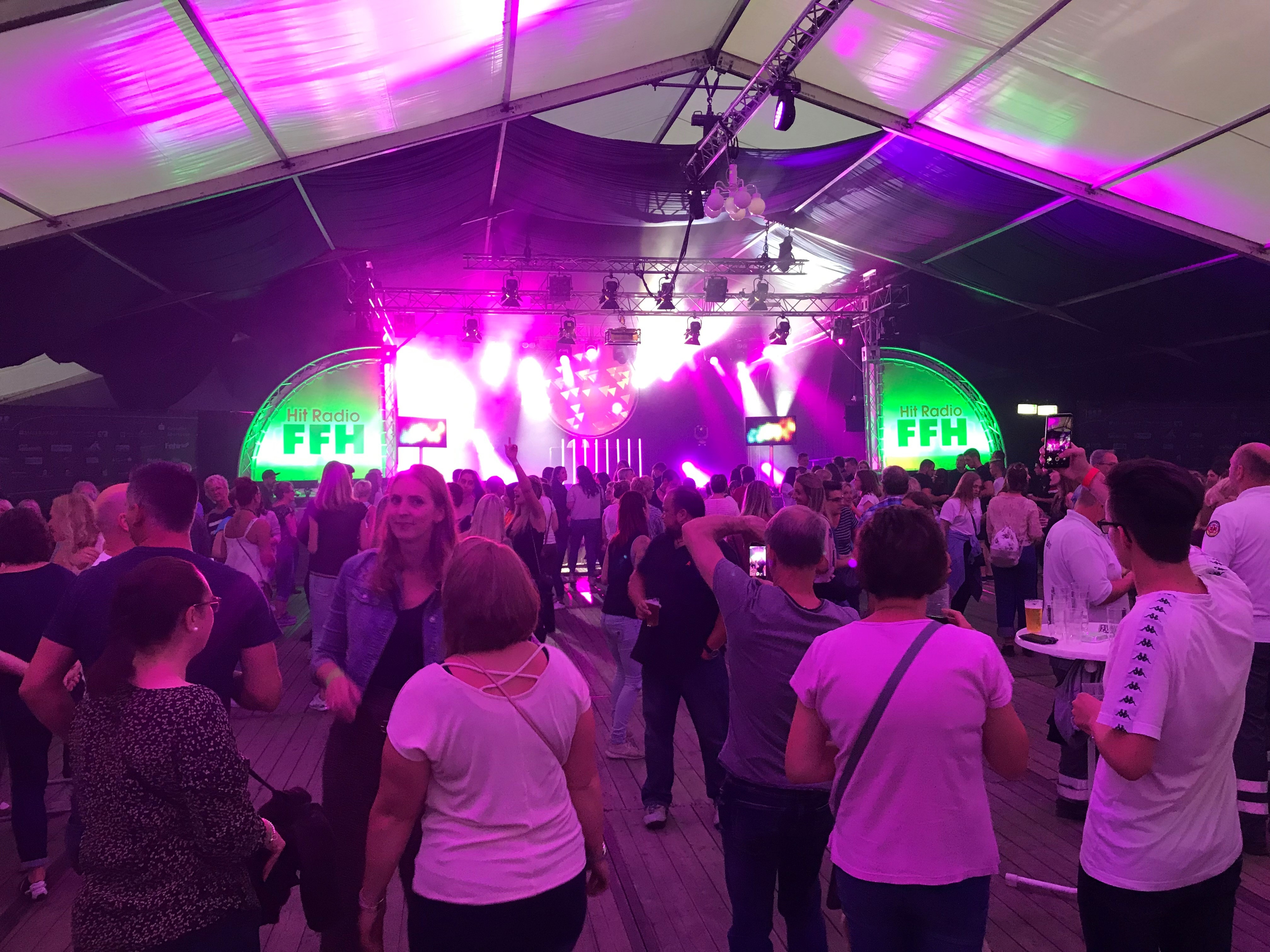 "Mega"-Party im Festzelt "Unter den Eichen" mit Felix Moese von Hitradio ffh.