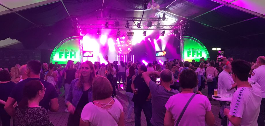 "Mega"-Party im Festzelt "Unter den Eichen" mit Felix Moese von Hitradio ffh.