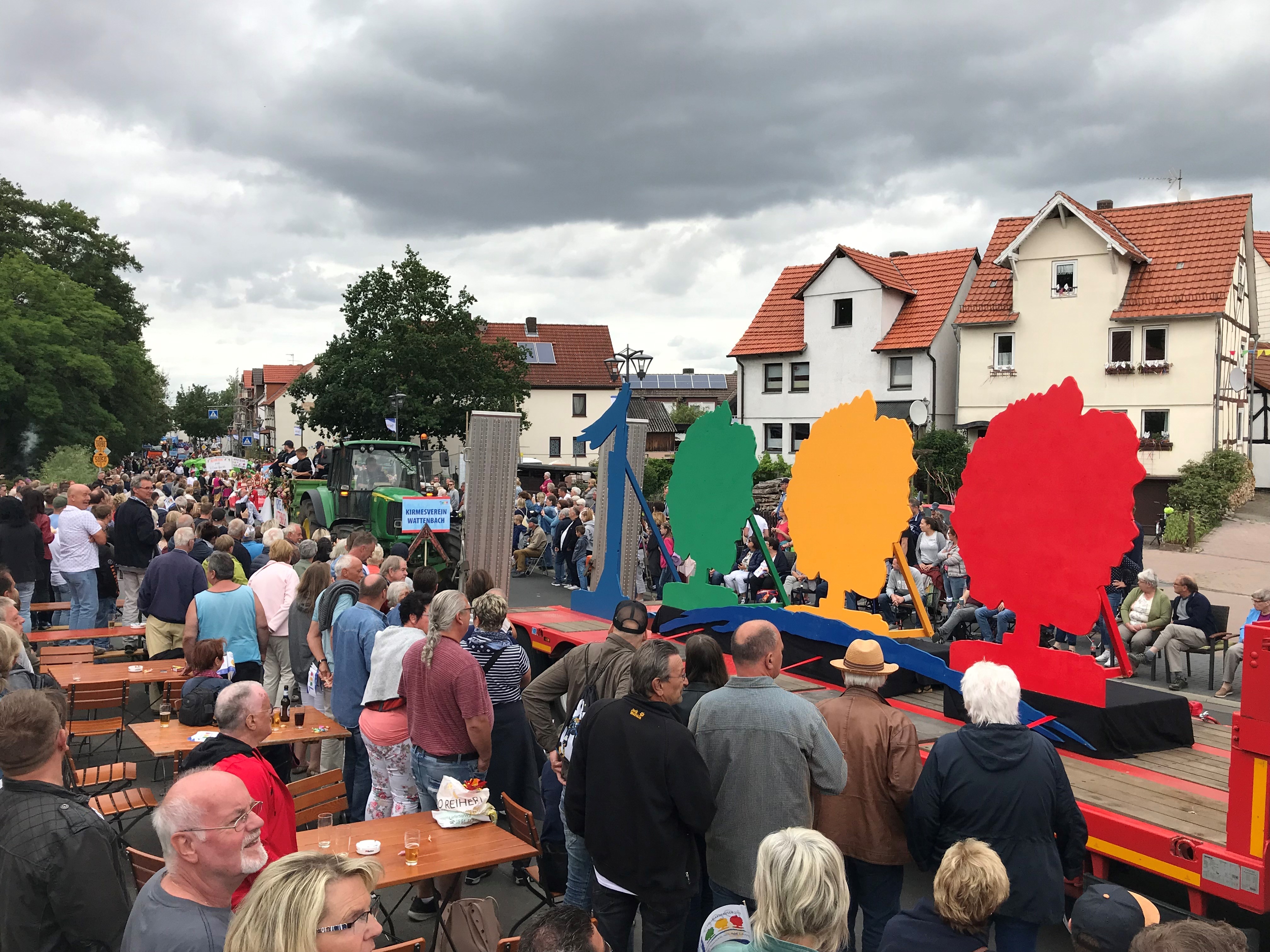 Großer historischer Festumzug. Hier das Logo "1000 Jahre" auf dem Festwagen.