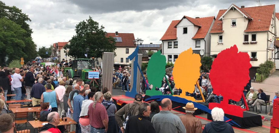 Großer historischer Festumzug. Hier das Logo "1000 Jahre" auf dem Festwagen.