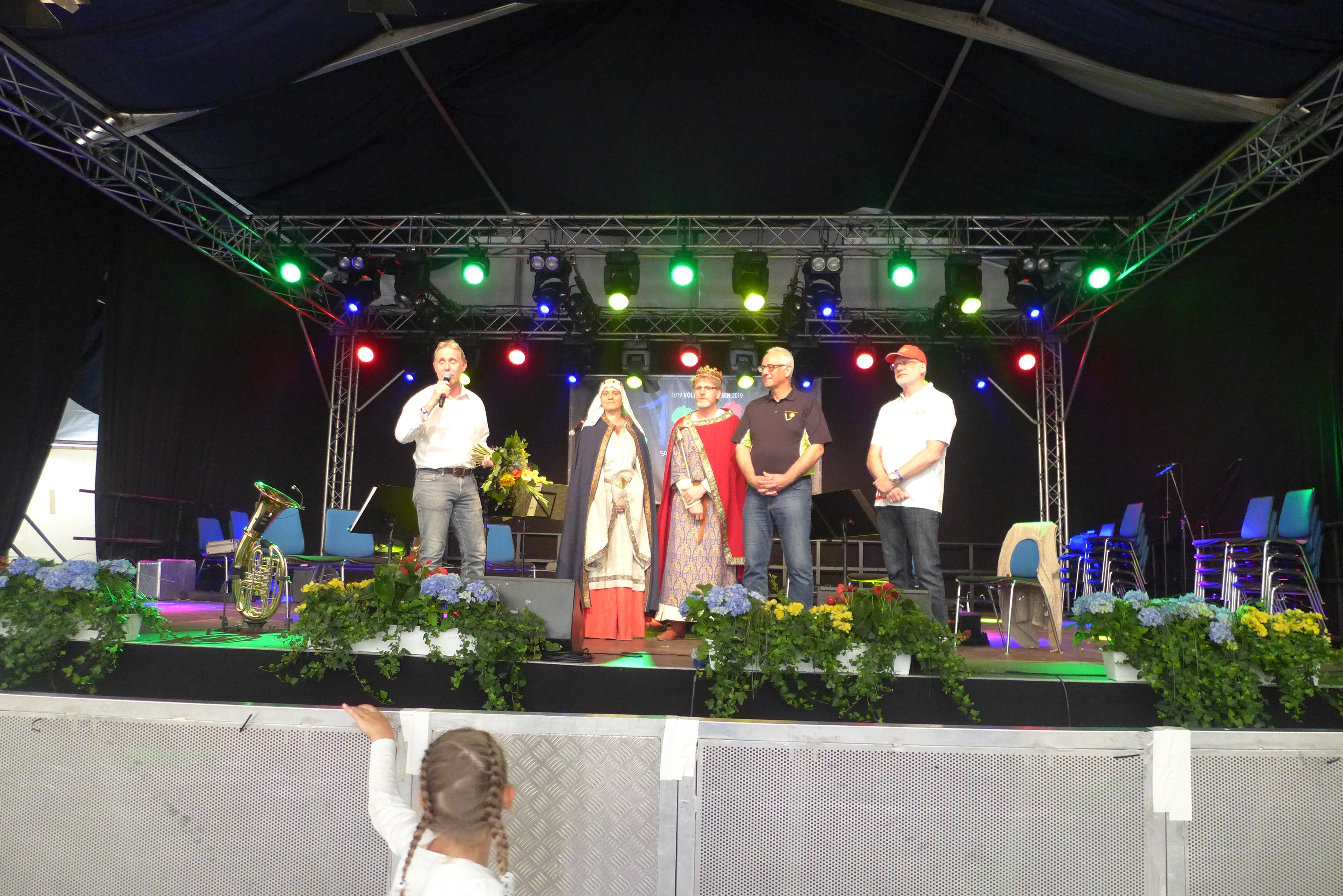Kaiserin Kunigunde und Kaiser Heinrich, die die Schirmherrschaft übernommen haben, begrüßten gemeinsam mit Bürgermeister Uwe Jäger (2.v.r.), Dorffestauschussvorsitzenden Udo Ewald (l.) und dem Moderator Bernd Kaiser (r.) die Gäste im Festzelt.